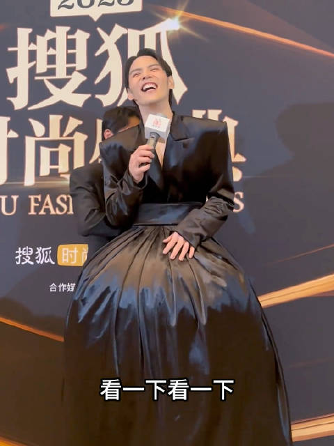 向佐新造型亮相引关注