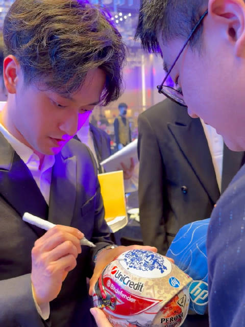 车迷问周冠宇是否想换回33号车号，小周回应有点想法