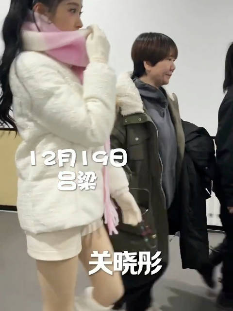 关晓彤央视跨年晚会造型来啦～双马尾造型也太可爱了吧！