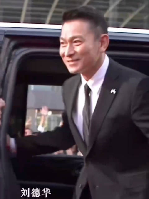 空降红地毯引爆全场