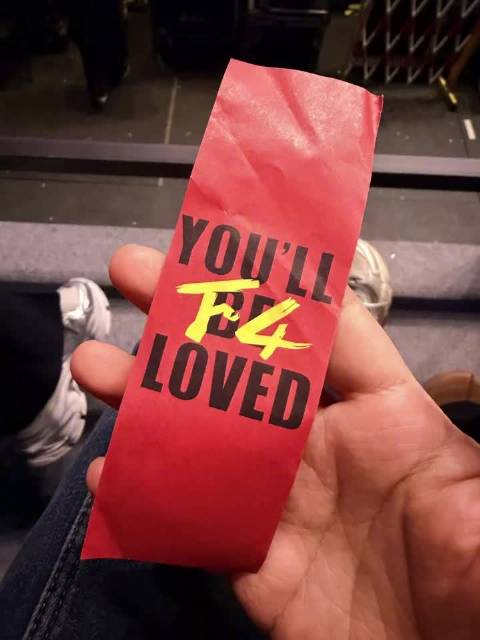 粉丝F·Forever演唱会展示F4纸条引周渝民开怀大笑