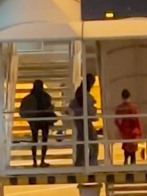 秦岚抵达海口参加品牌活动