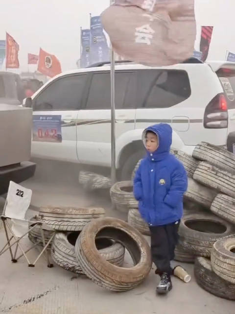 场地越野失控冲向人群，小孩哥双手插兜淡定走出来，表示衣角微脏！