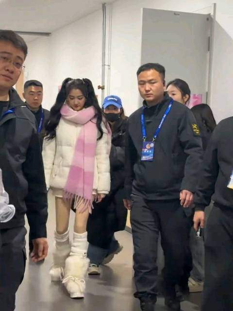 这个视频好清楚，还是聊聊关晓彤央视和浙江双台跨年的事吧