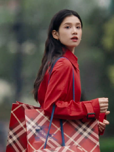 一身红能穿这么美 张婧仪和burberry太适合了….