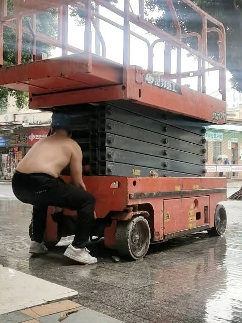 中国硬拉大力士黄永钰徒手拉拖拉机创世界纪录