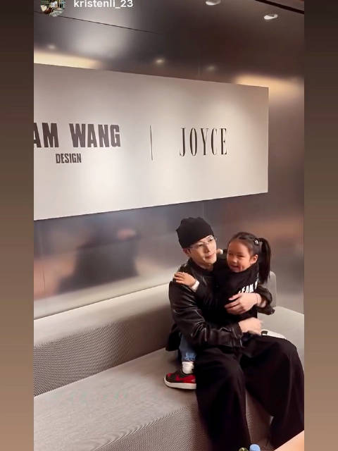 王嘉尔回香港引粉丝尖叫，六年后再赴湖南跨年