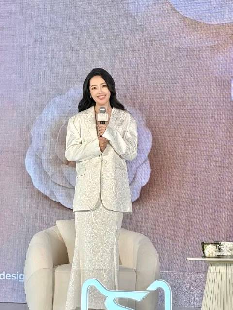 郭碧婷复出工作为父治病，向家未断其经济支持