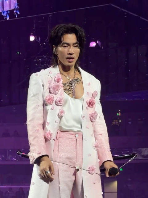 就这样穿着嫩粉色衣服边唱边饭撒