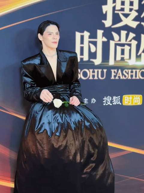 向佐搜狐盛典穿十公分高跟鞋配黑裙引热议