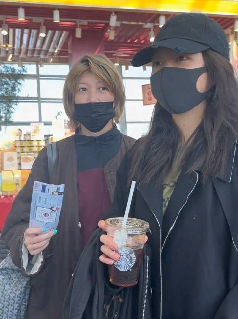 机场偶遇关晓彤，还有人问鹿晗呢，关晓彤都不好意思了