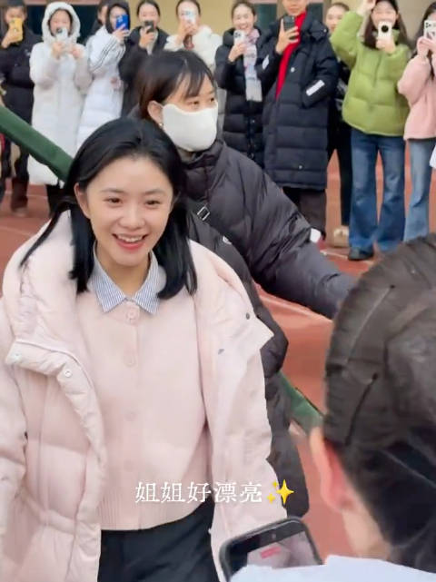 刘浩存回北舞拍戏，被赞像稳重长辈