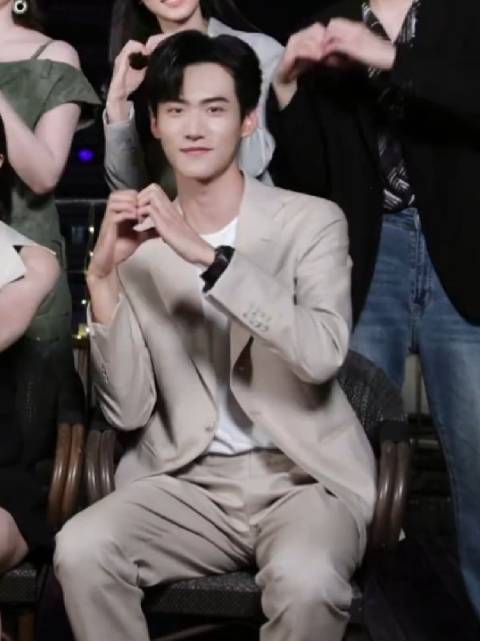 这个李雾太萌啦 对李雾不止亿点点喜欢 @周柯宇 zky