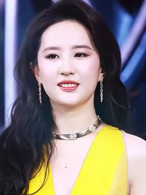 刘亦菲最新活动亮相，一身黄色长裙明艳动人，气质绝美!