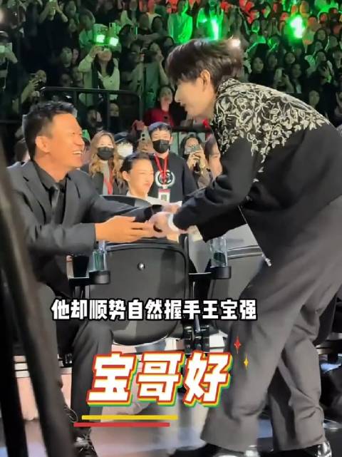 特写镜头抓拍明星候场百态，杨幂一脸嫌弃，倪妮把李宇春挤到后排 成毅 檀健次