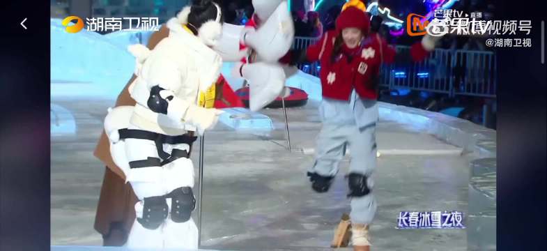 谢娜长春冰雪接力赛摔倒获队友搀扶