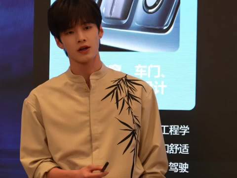 何与回国换装引热议，从修理工变身韩漫男主