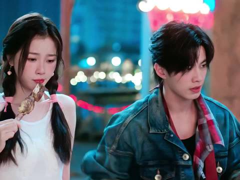 靳朝片场强忍情绪手爆青筋