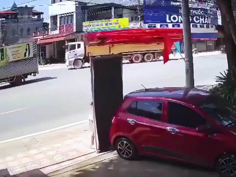 大货车的危险瞬间，太吓人了，远离大货车，注意人身安全！ ！