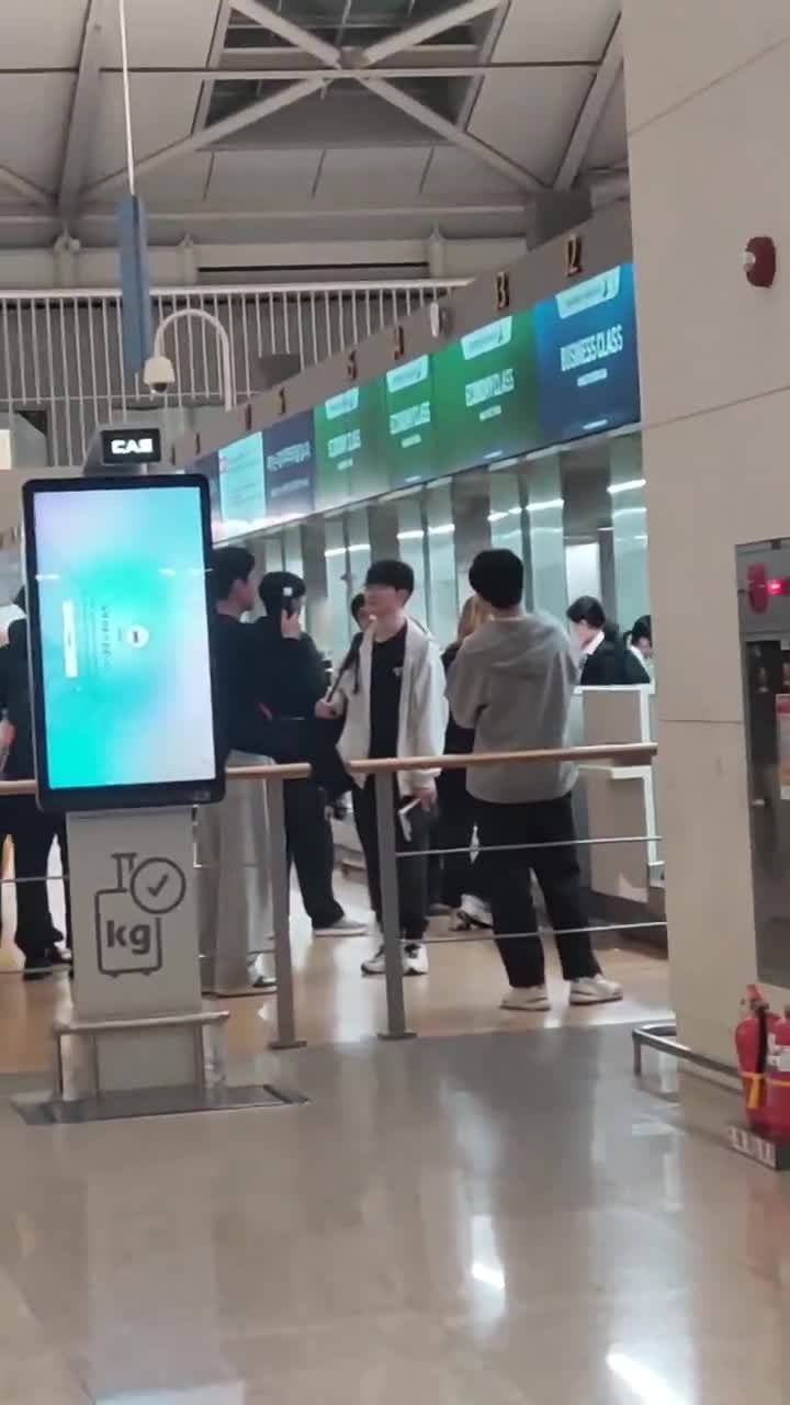 有粉丝机场偶遇T1 cr. _canh_019