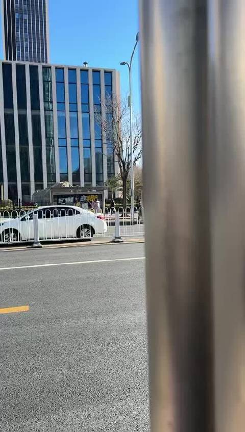 周杰伦巨幅广告牌引发路人合影热潮