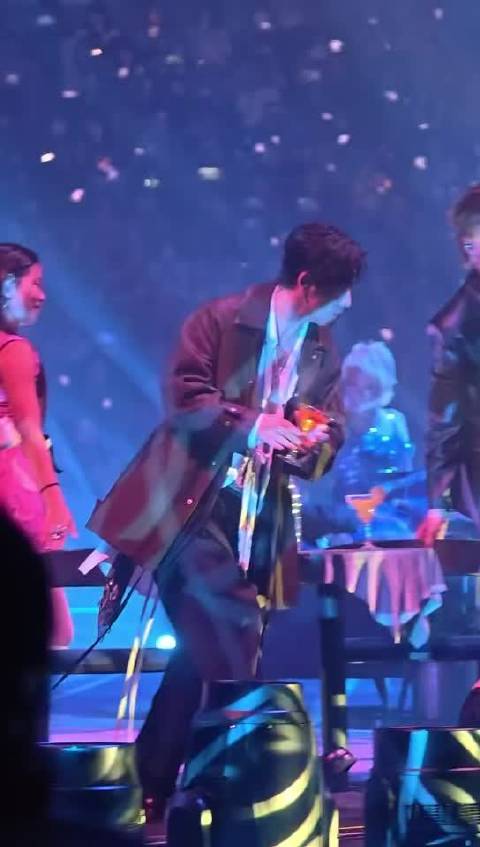 恒星之城演唱会言承旭鼓励总裁跳舞，昔日男神合体