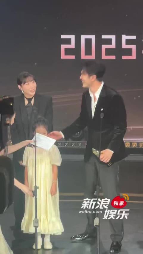 高伟光帮发言的小演员调话筒，好暖心