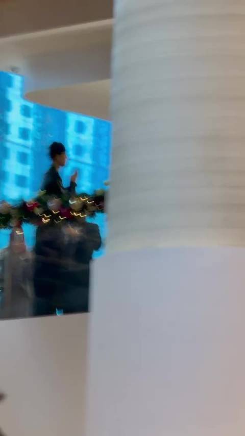 王嘉尔香港金钟现身引粉丝惊喜