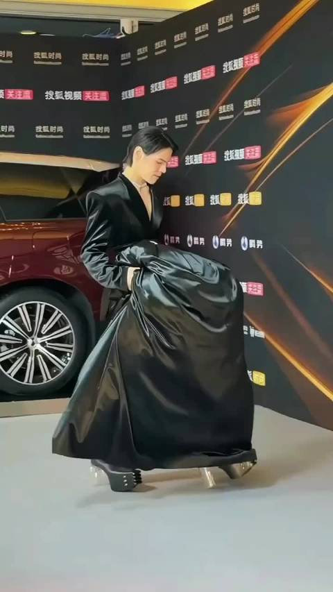 向佐走秀造型引博主吐槽