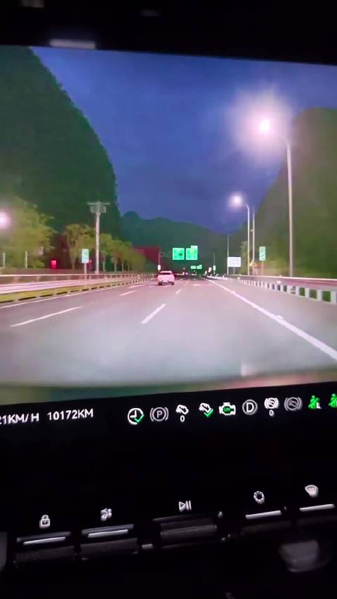 网友：前车突然变道急刹，视频车默契度拉满的夫妻组合技！