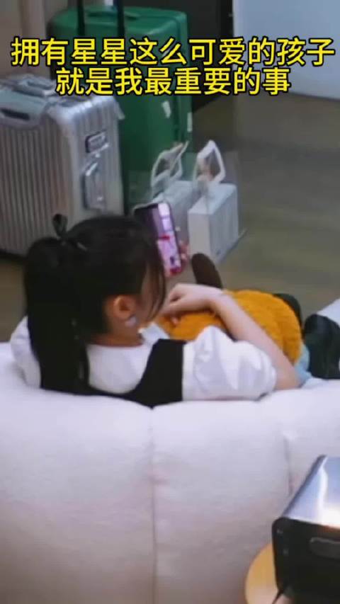 陈妍希携9岁儿子穿亲子装亮相星光大赏，小星星眉眼酷似陈晓