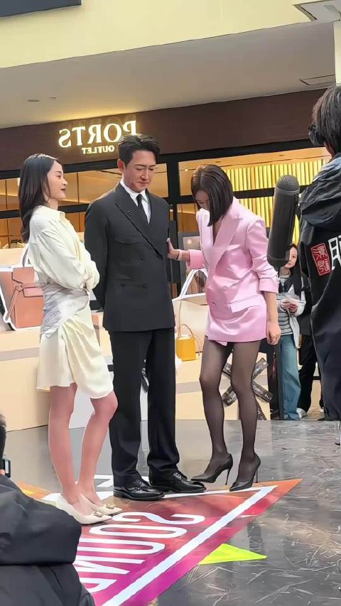 向来矜持的秦岚，在王阳面前也有调皮任性的一面