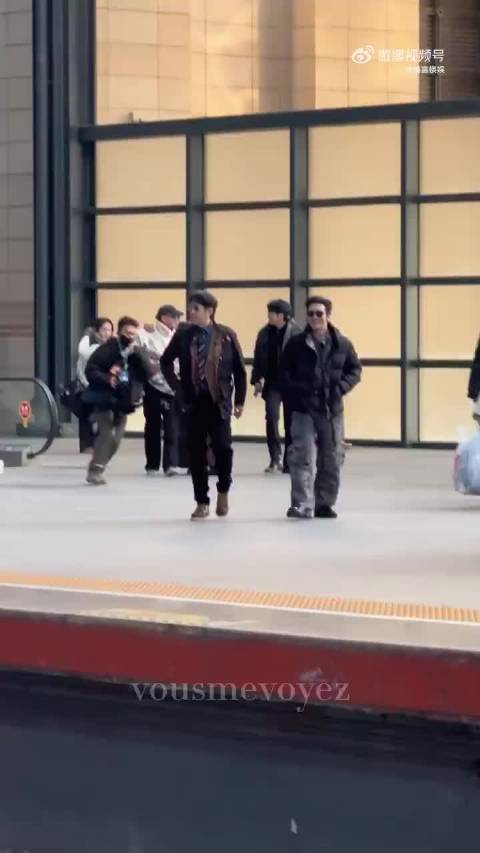 刘耀文又拿车站当T台开始走秀了 港风潮男出街就他这样