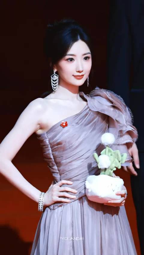 毛晓彤官宣《奇迹》港风造型，同日亮相金鹅红毯