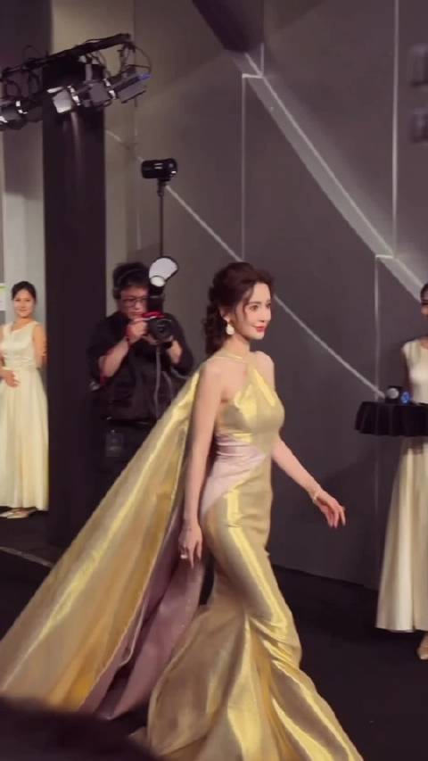 “即使荧光棒变成了拐杖 你依旧是我心中的信仰”