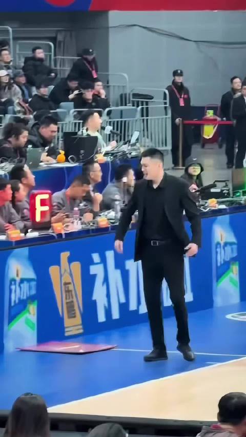 杨鸣教练发现了CBA地板漏电问题