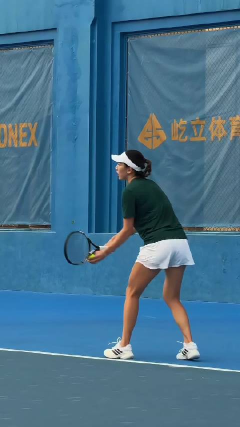 王欣瑜澳网训练备战 看着热乎劲，似乎已经成竹在胸 加油，中国网球