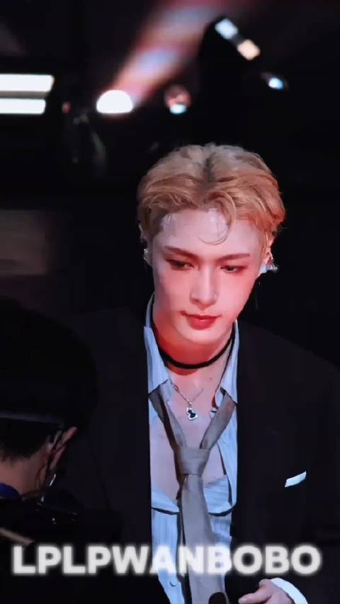 张艺兴电影话剧演唱会多领域创佳绩