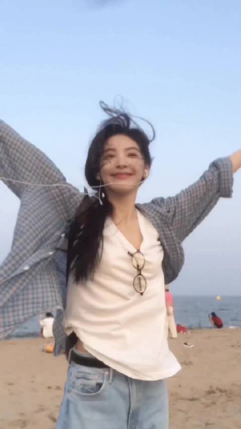 章若楠的笑容总给人一种白月光的感觉，完全就是初恋级别的