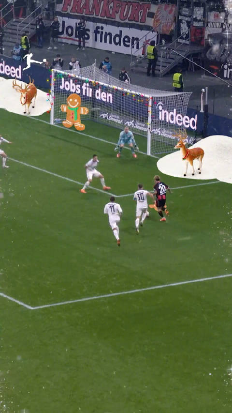 法兰克福前锋堂安律化身圣诞老人点亮圣诞树