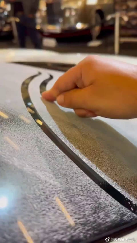 艺术家用可擦白粉在白色法拉利上即兴创作