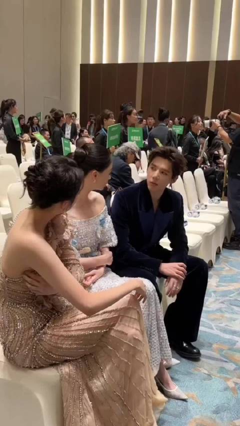 好多人说关晓彤王安宇在一起了，看看这两个人眼神细节看的出来