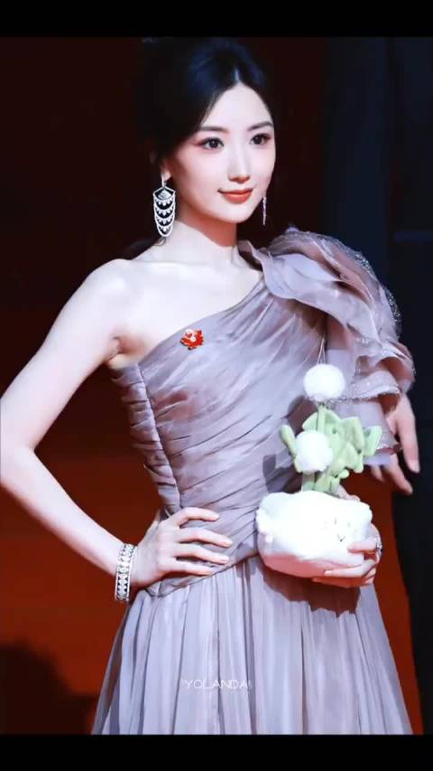 半天内完成央视主流背书与顶级商业红毯曝光，粉丝直呼“追星体验拉满”