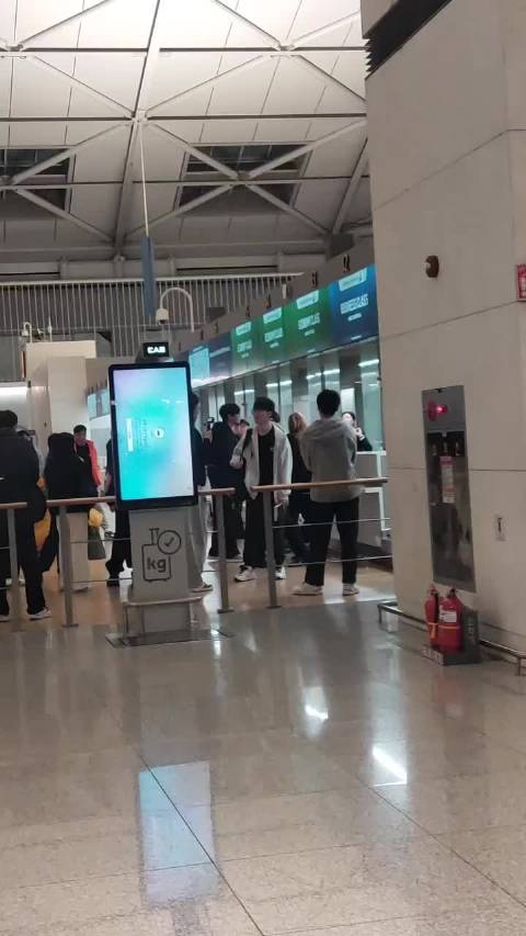 T1选手未及休整赶赴行程，粉丝调侃状态似刚睡醒