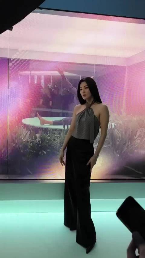 张雨绮米兰秀场御姐造型气场全开