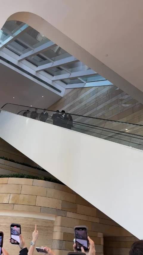 王嘉尔生图曝光引热议，颜值获赞行走荷尔蒙