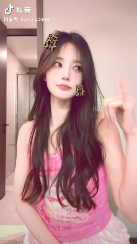 哈哈刚刚给我妈看李一桐的视频，我妈说桐桐看着就20像没毕业的