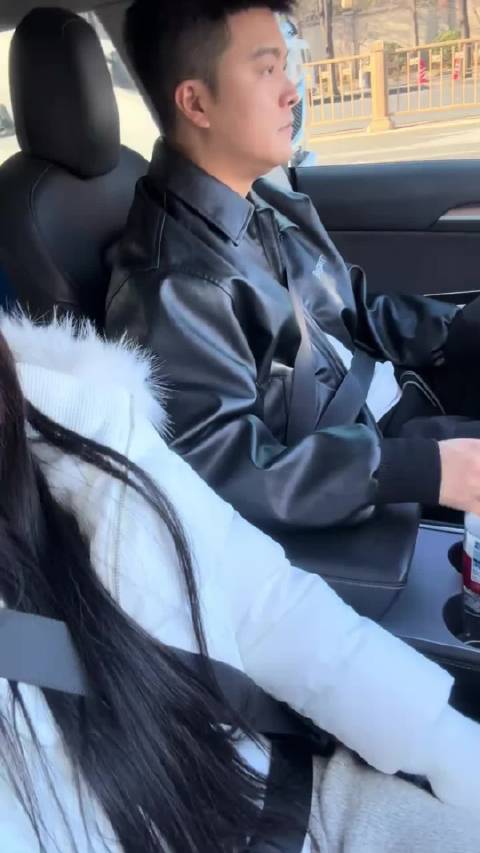 自动挡汽车放个水瓶子，模仿手动挡，还空档滑行了