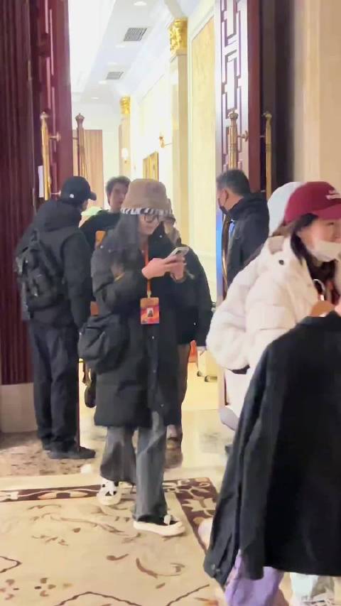 魏大勋玩偶装西装造型反差萌，瞬间切换霸道总裁