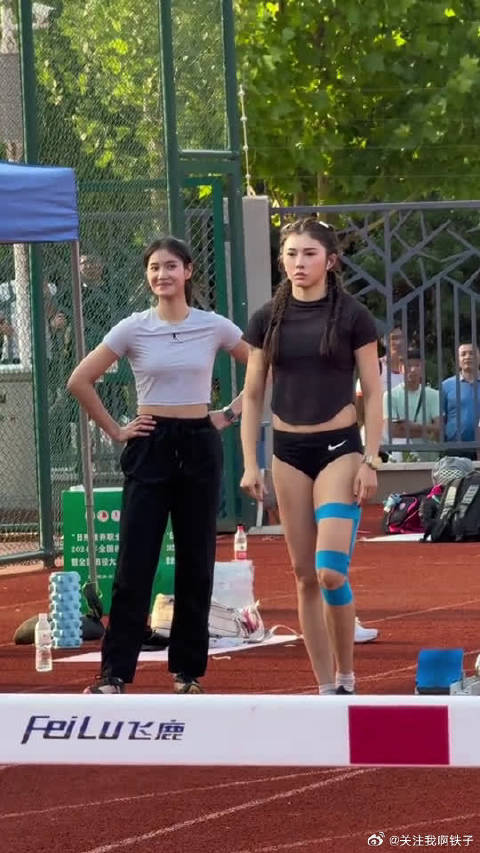 夏思凝目睹吴艳妮招牌动作憋笑表情引热议